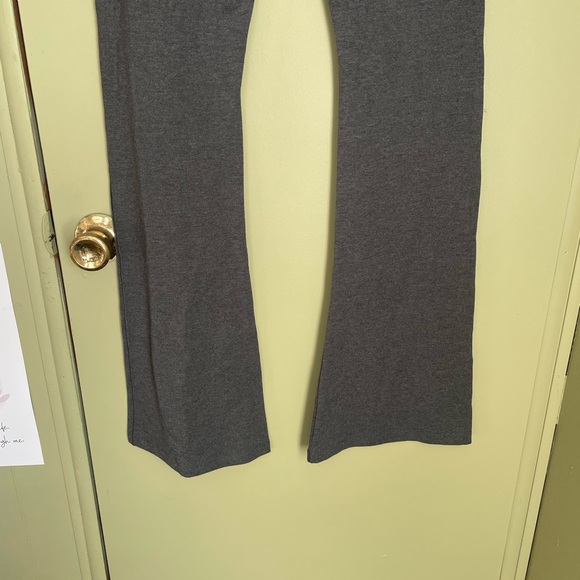 NWT PINK Victoria's Secret Gray Flare Leggings Sz Med - Picture 3 of 8